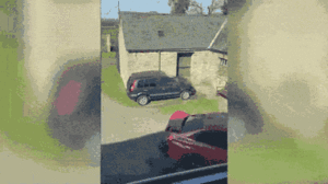 Video: Vợ dùng chìa khóa dự phòng liên tục mở cốp xe 'chơi khăm' chồng