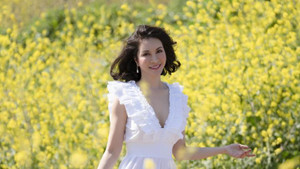 MC Thanh Mai khoe nhan sắc diễm lệ giữa đồi hoa cải vàng