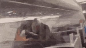 Video: Liên tục bị quấy rầy, Mike Tyson đấm hành khách chảy máu trên máy bay 