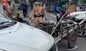 Thanh sắt từ xe máy xuyên thủng đầu ô tô