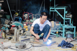 Video: Lão nông biến sắt vụn thành máy móc phục vụ nông nghiệp