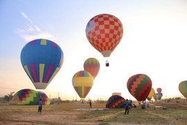 Ảnh: 25 quả khinh khí cầu rực rỡ bay giữa bầu trời Kon Tum