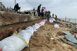 Sóng 'xé toạc' bờ biển, nhà dân nguy cơ bị cuốn trôi: 'Rót' 85 tỷ đồng xây bờ kè