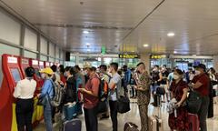 Quầy check-in online ở Tân Sơn Nhất không còn máy trống