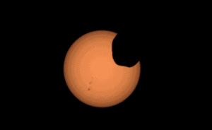 Ảnh độc về mặt trăng của Sao Hỏa sắp đâm vào hành tinh mẹ