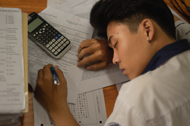 Học sinh lớp 12 tự chụp bộ ảnh về áp lực học tập