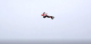 Video: Mãn nhãn màn trình diễn nhào lộn máy bay mô hình đầu tiên tại Việt Nam