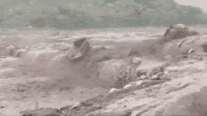 Video: Khoảnh khắc lũ cuốn phăng 2 chiếc xe tải cỡ lớn