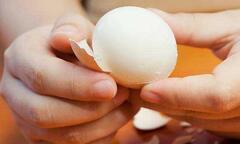 Làm nguội trứng luộc bằng nước lạnh có sao không? 