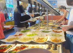 Đưa bạn gái đi ăn cơm bình dân, doanh nhân bị mắng bủn xỉn và chia tay lập tức