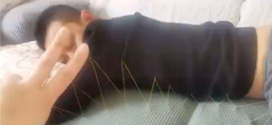 Chồng ngủ li bì 5 tiếng không dậy, vợ tức tối biến chồng 'hợp nhất' với ghế sofa