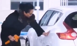 Cười ngất xem cô gái tìm bình đổ xăng cho xe điện