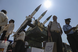 Mức chi tiêu quân sự toàn cầu vượt kỷ lục 2 nghìn tỷ USD