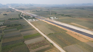 Video: Trải thảm nhựa trên cao tốc Bắc Nam đoạn Ninh Bình - Thanh Hóa