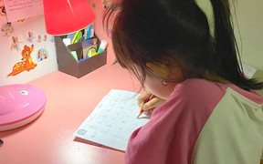 Phụ huynh đua nhau cho con học lớp tiền tiểu học, hơn 300.000 đồng/buổi