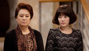 Éo le tình nhân của mẹ chồng là người yêu cũ của con dâu