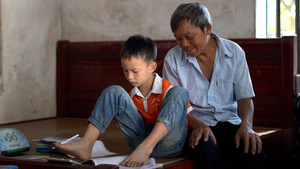 Video: Cậu bé không tay, dùng chân viết chữ 