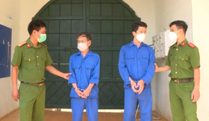 Tạm giữ nhóm người tạt mắm tôm vào shop quần áo