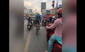 Thanh niên 'bất động' khi chờ đèn đỏ