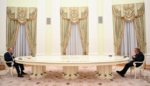 Tổng thống Putin tiếp Tổng thư ký Liên hợp quốc tại chiếc bàn siêu dài