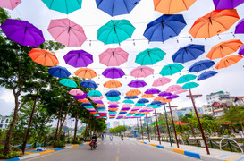 Ảnh: Phố đi bộ ở Hà Nội rực rỡ với hàng trăm chiếc ô trước ngày mở cửa trở lại