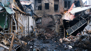 Ảnh: Hiện trường 10 căn nhà trên phố Hà Nội bị thiêu rụi lúc rạng sáng