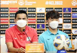 Kiatisak cân nhắc dùng cầu thủ trẻ đấu kình địch Nhật Bản