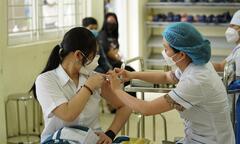 Trẻ em gái có dấu hiệu dậy thì có nên tiêm vaccine COVID-19?