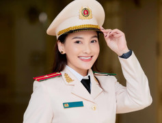 Bảo Thanh gây bất ngờ khi mặc trang phục công an