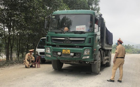 CSGT xử lý xe cơi nới, chở quá tải ở Quảng Bình sau phản ánh của VTC News