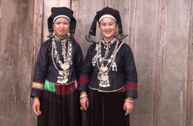 Ngắm trang phục độc đáo của phụ nữ Nùng Dín ở Lào Cai