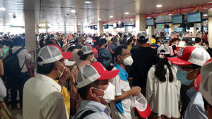 Video: Hành khách đổ về sân bay Nội Bài, Tân Sơn Nhất dịp nghỉ lễ 30/4