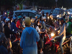 Video: Người dân ùn ùn về quê nghỉ lễ, cửa ngõ Hà Nội, TP.HCM ùn tắc