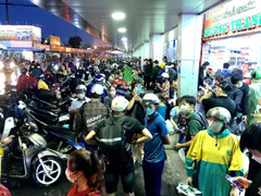 Ảnh: Bến xe Miền Tây chật kín người đón xe về quê nghỉ lễ