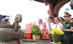 Chủ tịch nước dâng hương tưởng niệm anh hùng liệt sĩ Thành cổ Quảng Trị