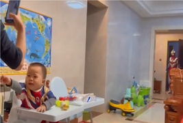 2 anh em khóc thét khi thấy siêu nhân ngoài đời thực