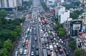 Người dân nườm nượp về quê nghỉ lễ, cửa ngõ Thủ đô ùn tắc kéo dài