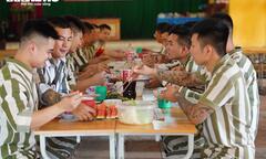 Ảnh: Bữa ăn đặc biệt của phạm nhân trong ngày lễ 30/4