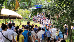 Video: Vườn thú, công viên nước ở Hà Nội chật kín du khách dịp nghỉ lễ