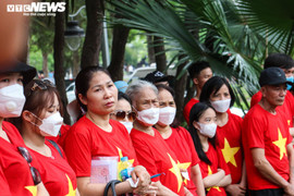 Ảnh: Dòng người hành hương về Ngã ba Đồng Lộc tri ân liệt sĩ dịp 30/4