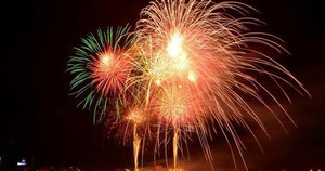 Ngắm pháo hoa rực rỡ trên bầu trời TP.HCM đêm 30/4