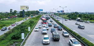 Ảnh: Ô tô ùn tắc gần 7km trước trạm thu phí BOT Pháp Vân