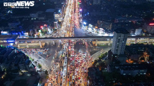 Tắc đường từ đêm tới sáng sớm, hành khách vạ vật trên xe gần 6 tiếng rời Hà Nội