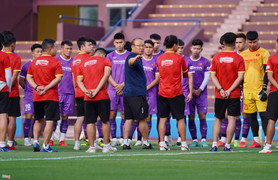 HLV Park Hang Seo phàn nàn mặt cỏ sân Việt Trì