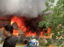 Hà Nội: Cháy ngùn ngụt ở cơ sở sản xuất chăn ga, gối đệm