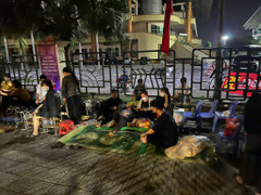 Xếp ghế, trải chiếu giữ chỗ qua đêm chờ mua vé xem U23 Việt Nam tại SEA Games 31