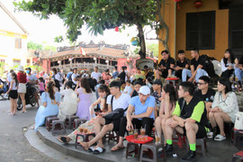 Ảnh: Ngày thứ 3 nghỉ lễ, vạn du khách tham quan phố cổ Hội An