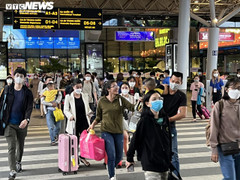 Ảnh: Người dân quay lại TP.HCM, sân bay Tân Sơn Nhất đông đúc