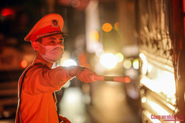 Ảnh: CSGT xuyên đêm làm 'cọc tiêu sống' đón người dân trở lại Hà Nội