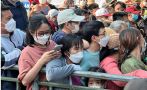 Video: CĐV chen lấn đến 'không thở nổi' mua vé xem U23 Việt Nam đá SEA Games 31